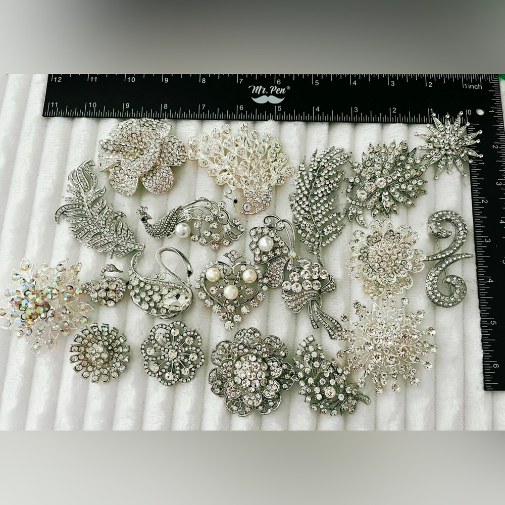 Huge Lot of 20 Large Rhinestone Brooches – Silver Tone Mixed Floral Leaf